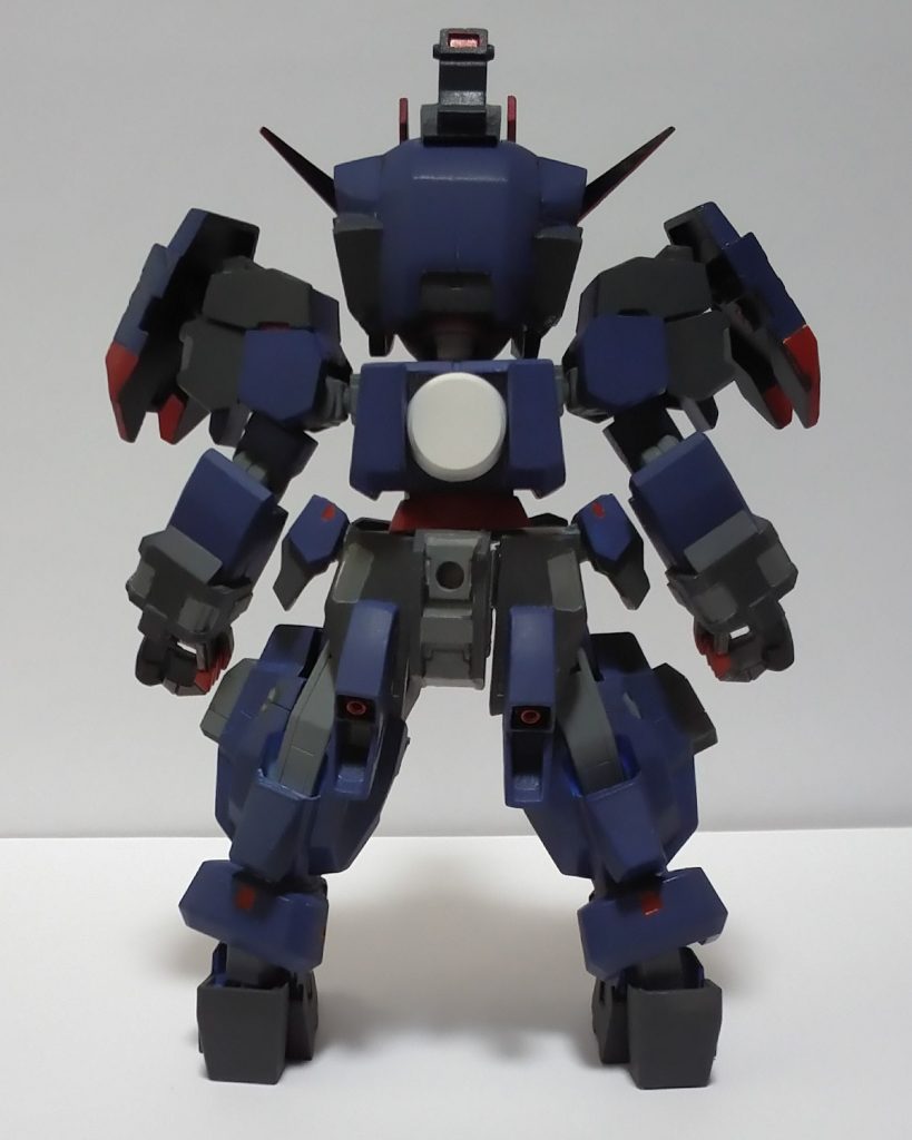 後姿。リアスカートを分割して可動化。申し訳程度にエースパーツを追加してます。身体と肩はSDフレームを使用し、パテを使ってHGパーツを無理矢理取り付けてます。