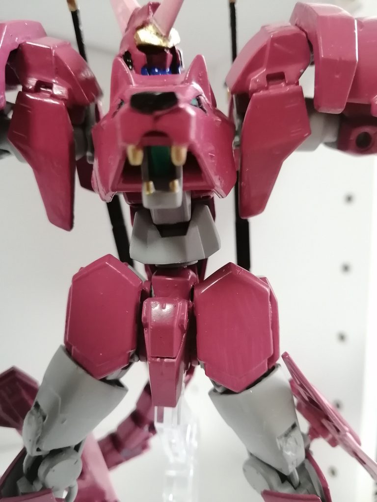 頭はFXの頭にバエルの顔面をくっつけました。本当はギャンスロットあたりを使いたかったのですが持っていなかったので。胸にはしっかりラウドGストーンがあります。