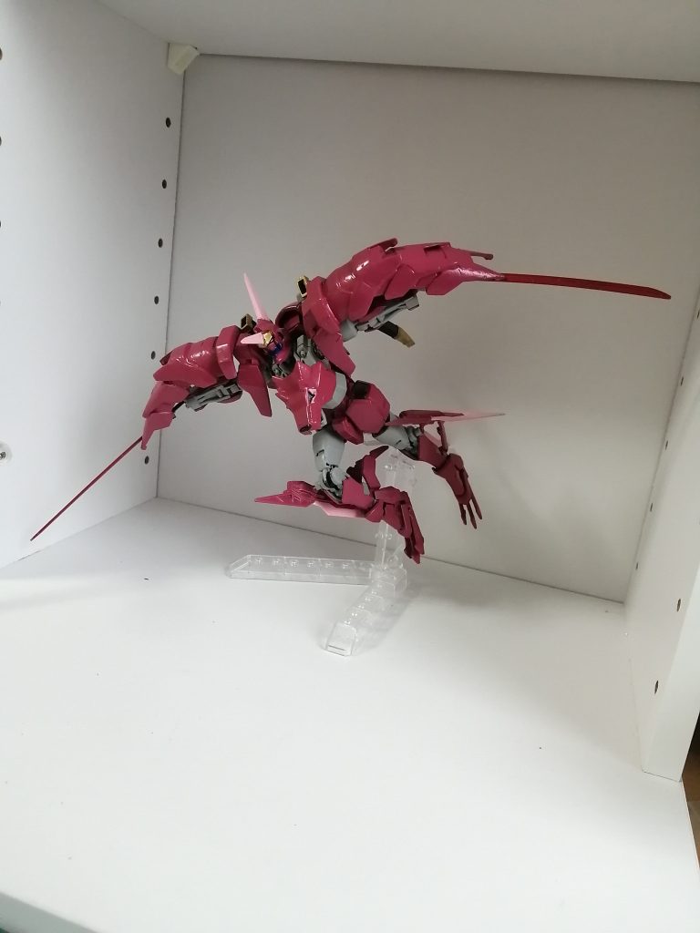 最後はビッグボルフォッグの大回転大魔断に対抗して回転斬りをする瞬間っぽいポーズで終わり。以上です。筆塗りが下手すぎて頑張って調色したのにこの出来になってしまいました。まだまだ練習しないといけませんね。うまくいかなかった原因はわかっているので次に生かしたいです。まぁ次に投稿する作品は完成しているので塗装がこれまた微妙なやつをお出ししますが......。