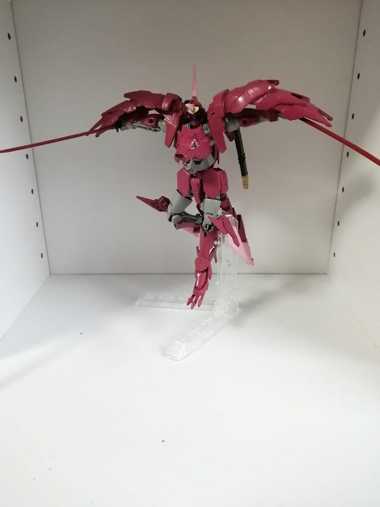 四肢はグリムゲルデで、胸はジーエンアルトロンの狼ヘッドです。肩はバルバトス第6形態のものを基部にして百錬の腰サイドとアスタロト4体のシールドを生贄にしました。