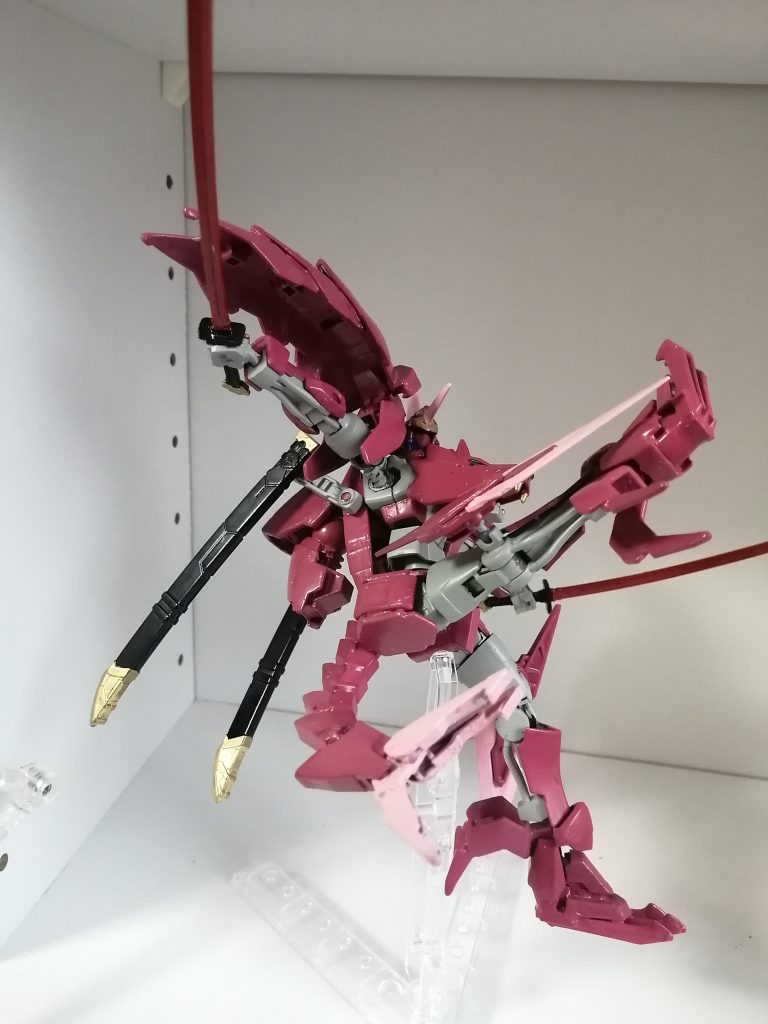 腰アーマーの基部にも可動軸を仕込んで足に合わせて大きく動かせます。以下アクション。