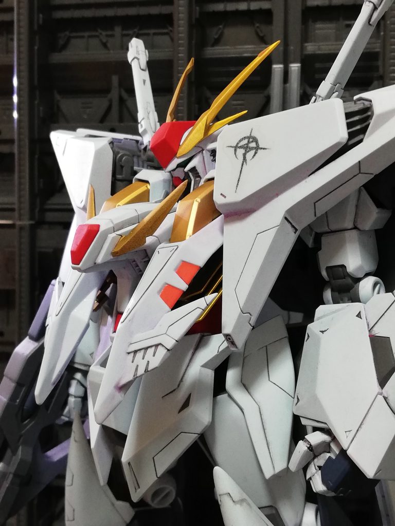 マフティーマークのみパソコンで自作。他のマーキングは素性不明の機体にはなんも書かないのもありかっちゅうことで。白は結構濃いめのグレーにブルーグレーにしてるんですが写真に出てくれません。残念。