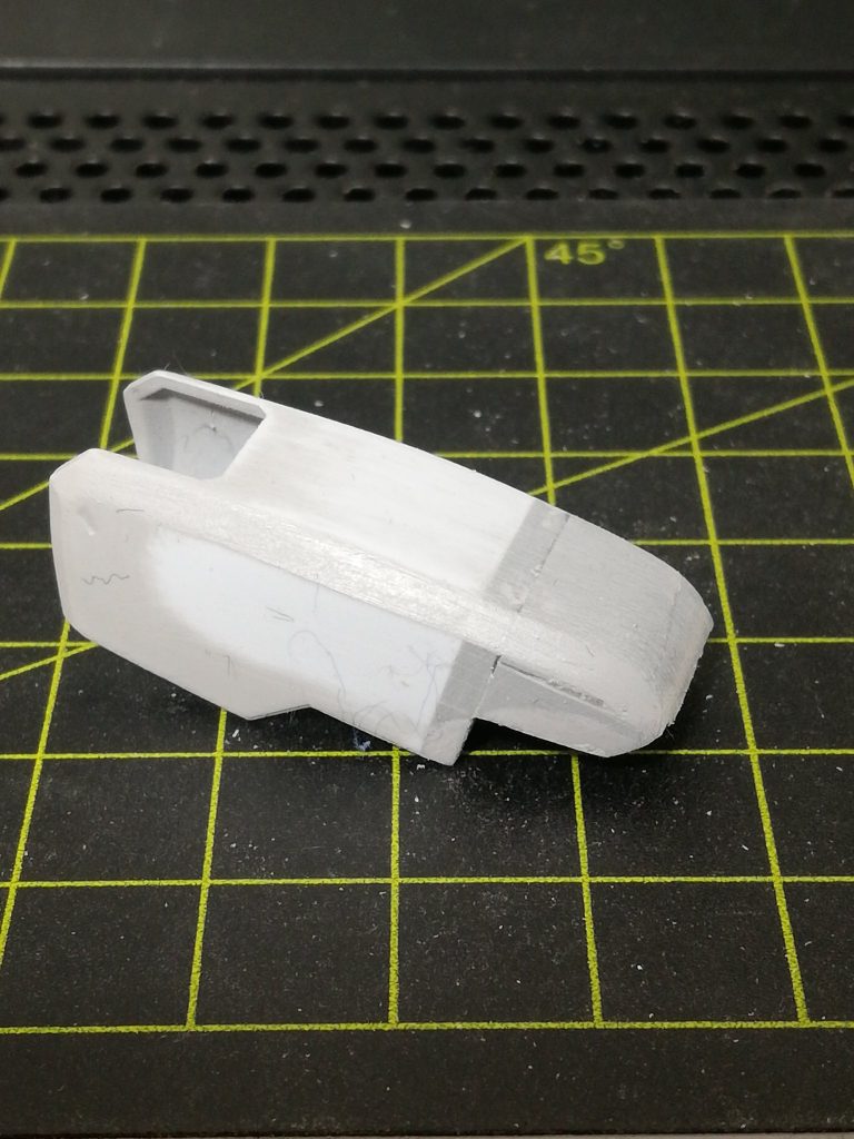 足の付け根のグレーの部分がスカートから覗くのが嫌いで。太もも外装を延長。これで股関節が動きません。