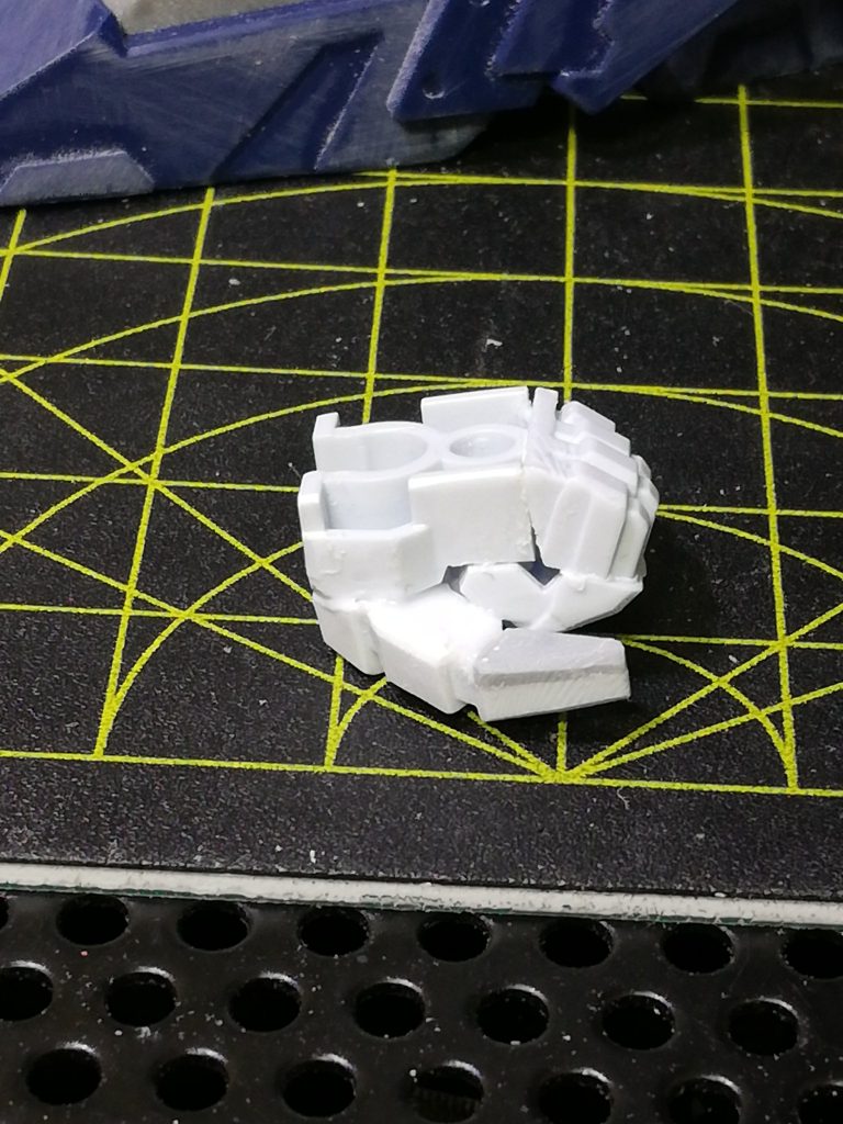 平手もいいけど自然な握り拳が欲しくって、武器持ち手を刻んで貼り足して作りました。