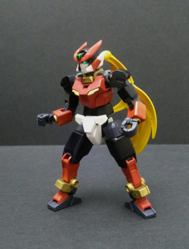 コアガンダムの改造箇所は主に頭部と肩頭頂部のセンサー部分は削り落として丸く整形、アンテナは後ろへ延長、後頭部にディナイアルガンダムのポニテが接続できるように改造しました。肩はアーマーが問題無く装着できる程度に丸く削って整えています。バックパックは取り外しました。