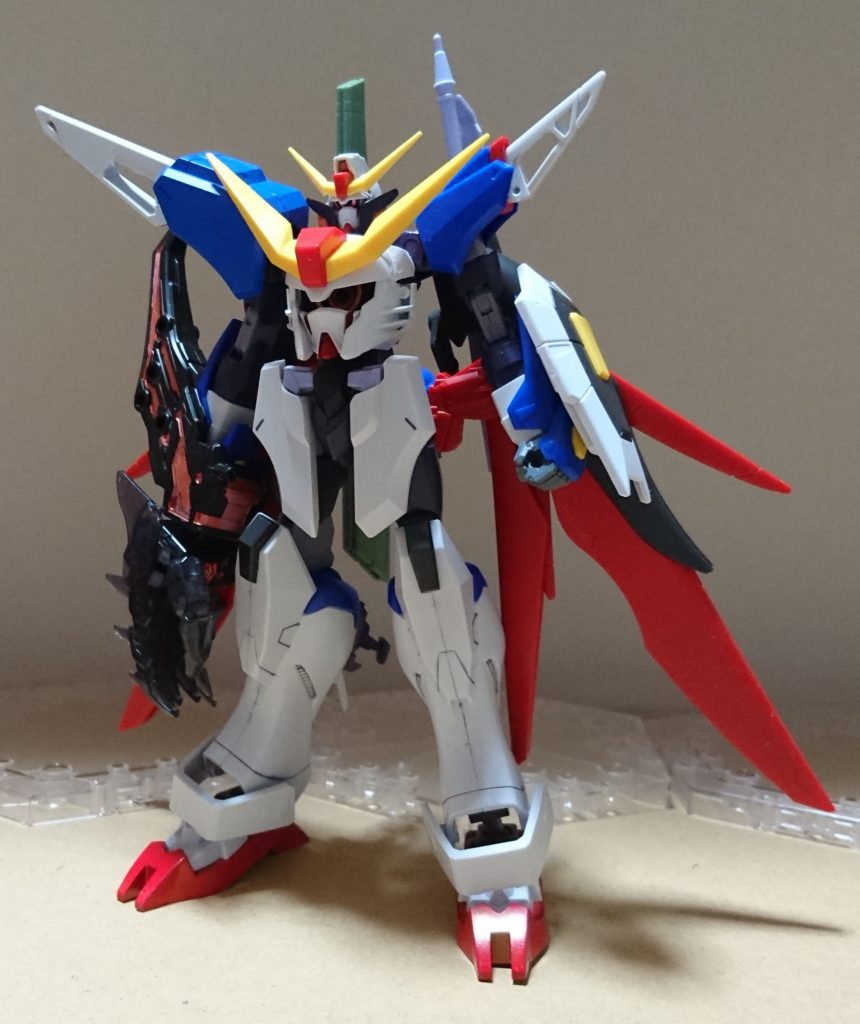 闇のデスティニーアーマーには1/144、1/100、BB、三国創傑伝のデスティニーとフェイクνの足を使用して制作。頭部は1/144の頭にフェイクνのパーツを移植しています。