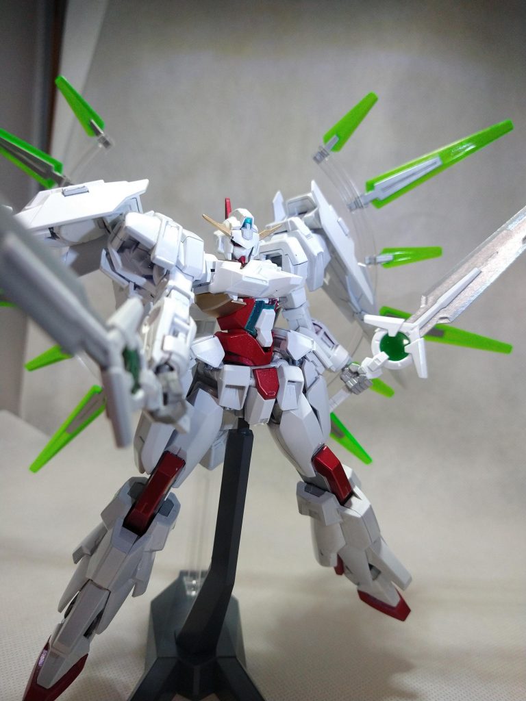 方にはダブルオーダイバーエース（？）の武装を取り付けてます。