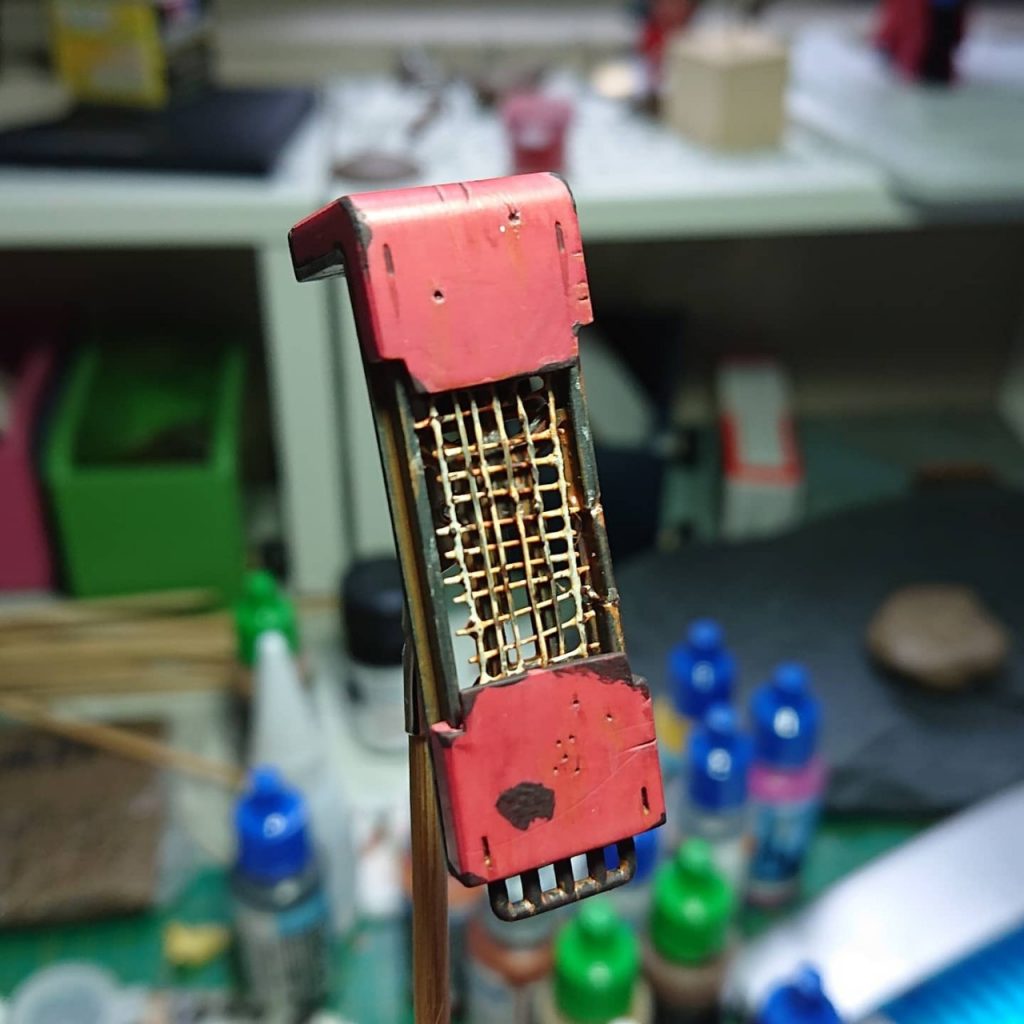 Char不是專業的維修技術人員。他可能會使用相對容易接近的鐵網進行維修。