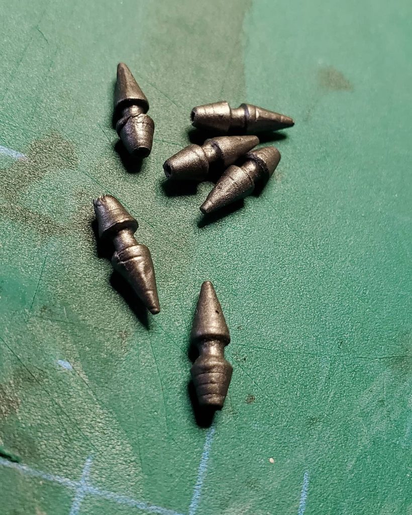 イビツですが、コトブキヤのパーツからドリル、バーニアを合体、ファンネルミサイルをこれを煙につけ、完成!