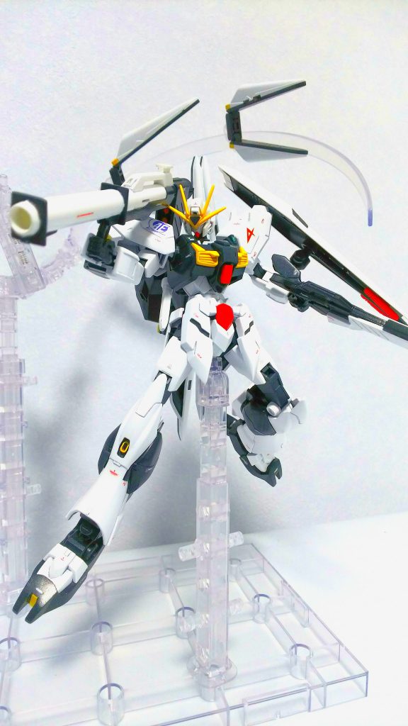 ノーネイムライフルはバックパックより脱着可能で、本家νガンダムと同様の状態での運用も可能としています。