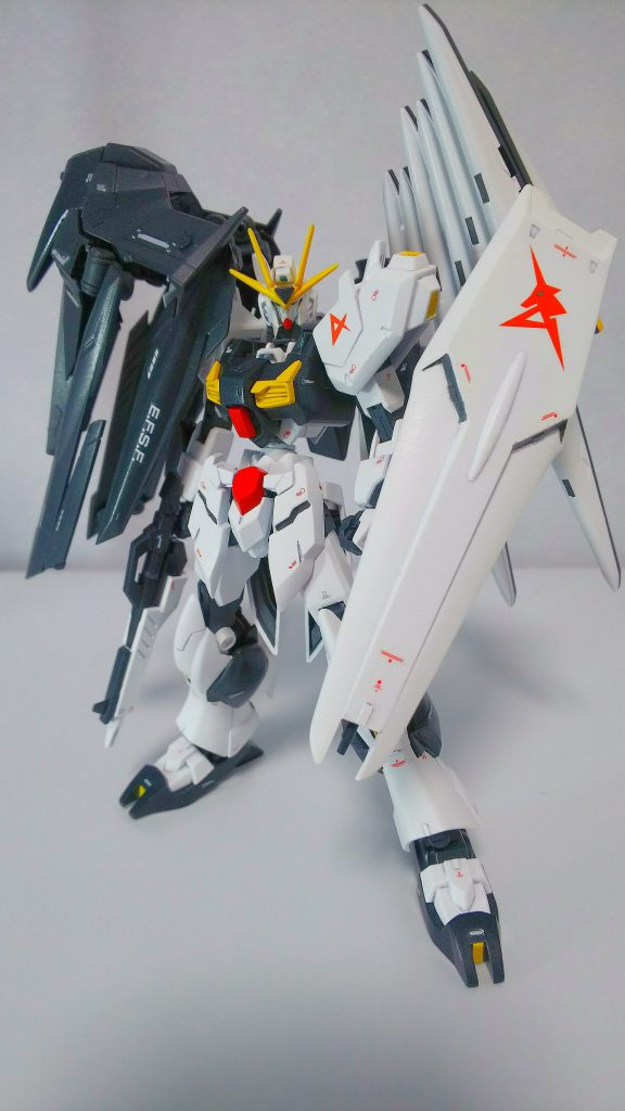 フェイクνガンダムを正統派なガンダムに寄せて製作することをイメージして作業しました。頭部はνガンダム系のキットだとサイズが大きいため、旧HGストライクフリーダムを改造したものを使用しています。その他、νガンダムに近付けるため、フェイクνのジグザグした造形の部分を削ったり、市販のパーツに置換しています。