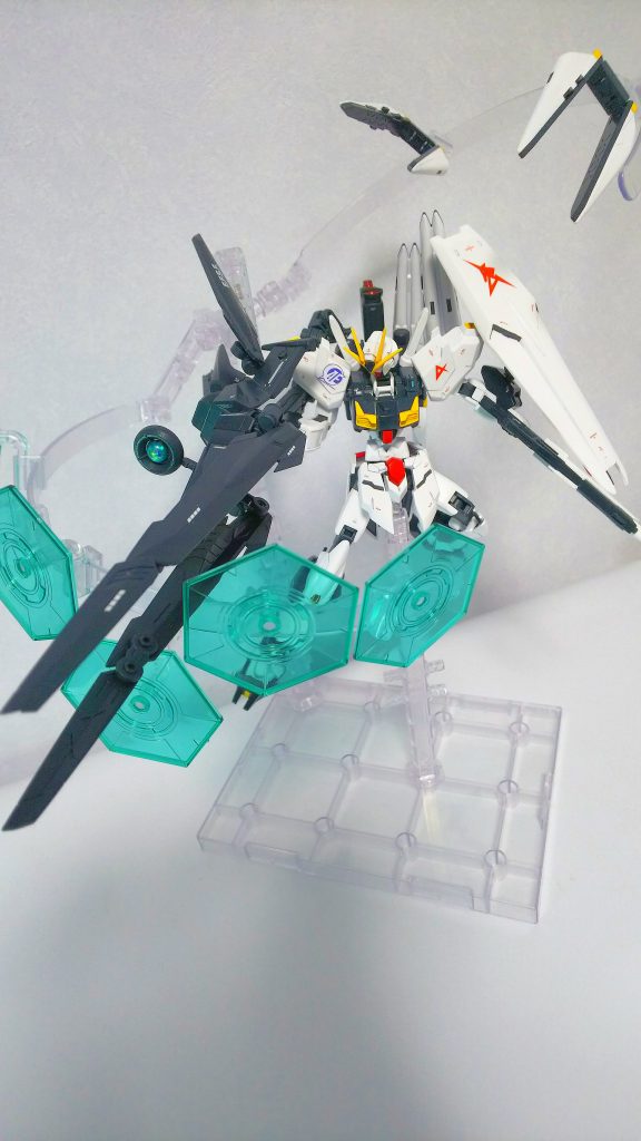 スタンドにはコトブキヤのプレイングベースAを使用。六角のエフェクトパーツは同じくコトブキヤのマギアブレードに付属するものを使用しています。ノーネイムライフルのレンズ部はVCレドームのグリーンを貼り付けています。