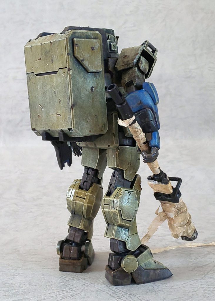 全体の塗装はいつもと同じく黒の上からドライブラシで、ダメージと表面までボロボロになっているのを意識して、腕は全体から違和感を感じるようにあえて青で塗装しました。