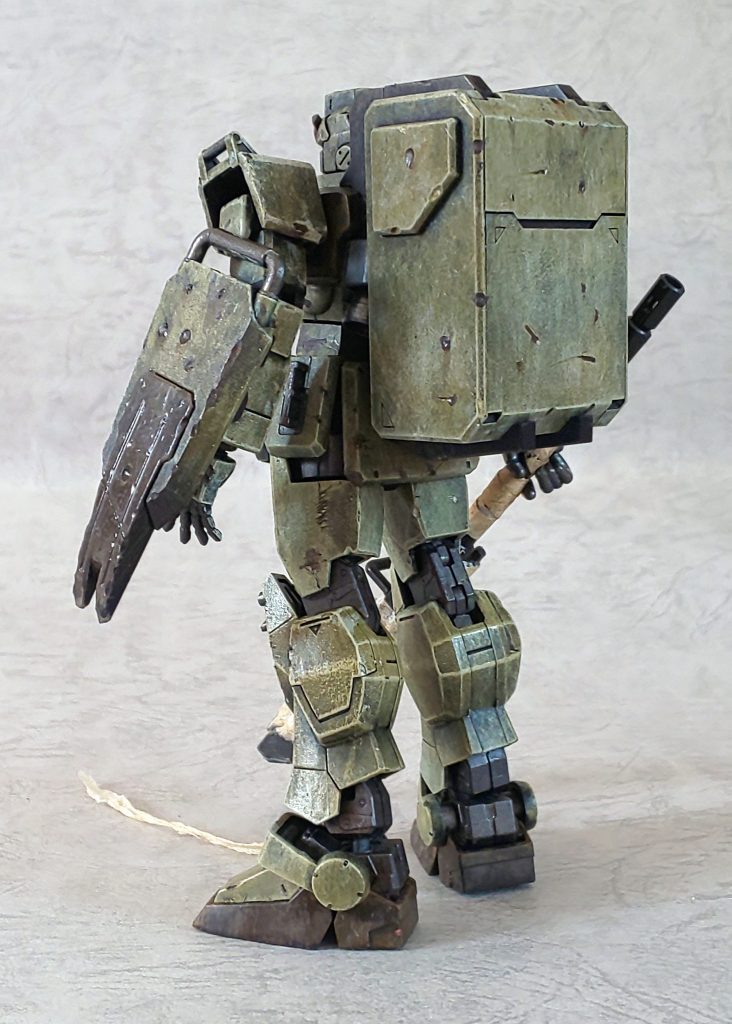 そんな「単独ゲリラの復讐鬼」というイメージで、全体をボロボロに仕上げました。パイロットのCVは、玄田哲章か屋良有作という感じです。なので、そのイメージにするべく二の腕と太もも、胴体をプラ板やパテで増量しております。