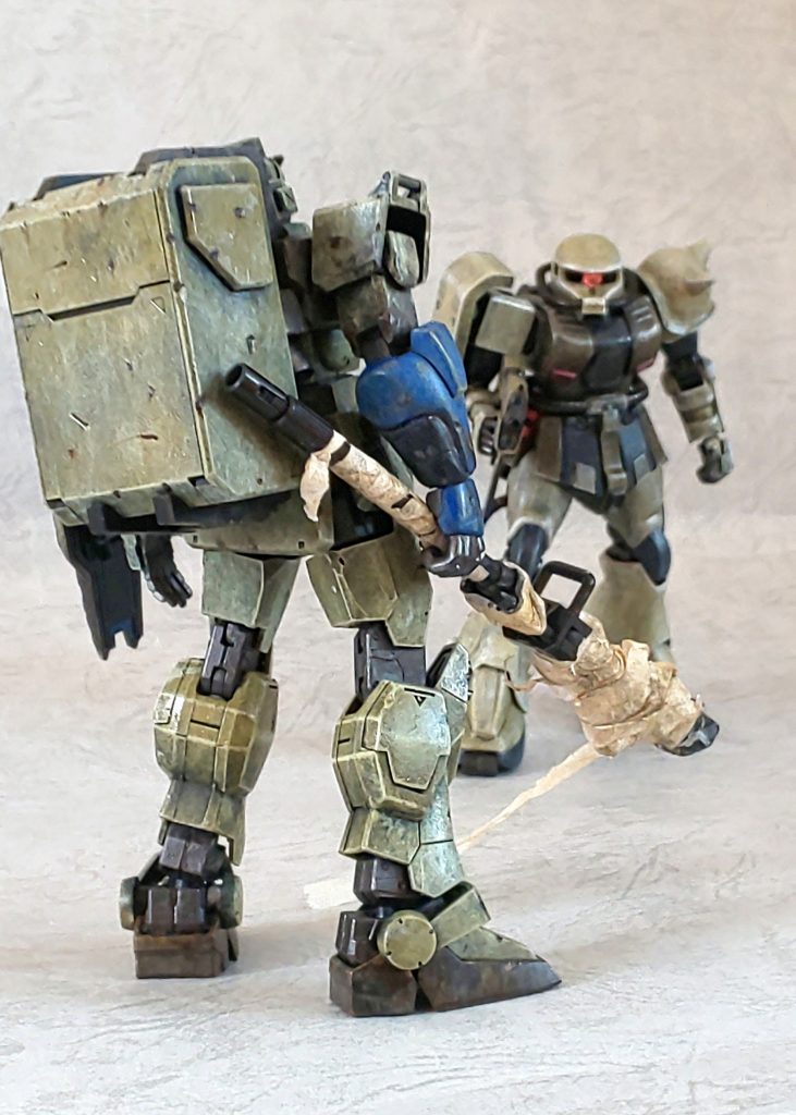 青い右腕はFZザクの親友の愛機、陸戦型はコロニー落としで家族を喪い、更に部隊も壊滅させられて独り生き残り、ジオンに復讐するべく仲間の機体のジャンクを背中のザックに背負いながら旅をする…そんな中2的なストーリーを考えながら感情移入して、とても楽しく作ることが出来ました。