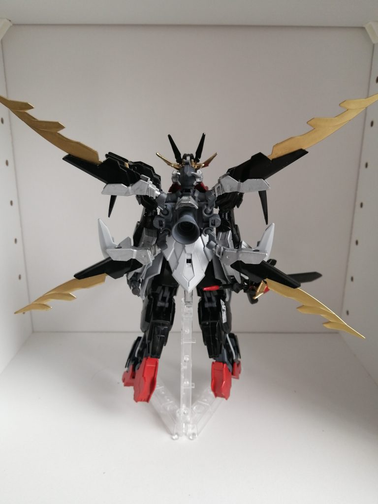 フロントとバックの素立ち画像。設定神という名の不条理な存在が地上に存在するときに抹殺するための機体。機体各所に追加アーマーをまとい防御力を底上げしている。機動力は大きく変化しないが運動性がやや低下する。武装は右手の「神殺しの剣」と、左手の「ソードメイス」、両下腕部のクロー。