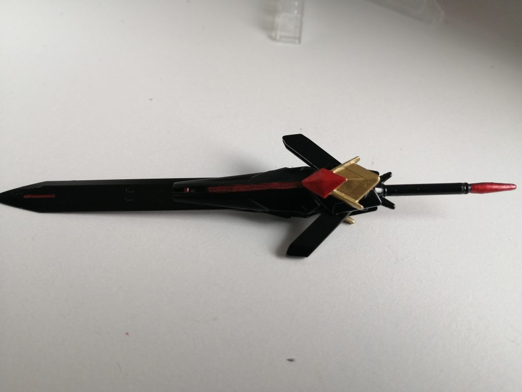 神殺しの剣本機のメインウェポンで、神を殺すための呪いを剣の形に構成したもの。呪いは神という、時に理不尽な存在への人々の怒りや憎しみの念で出来ている。この剣の標的となった神と定義される存在は、切り裂かれると魂もろとも致命的なダメージを負う。