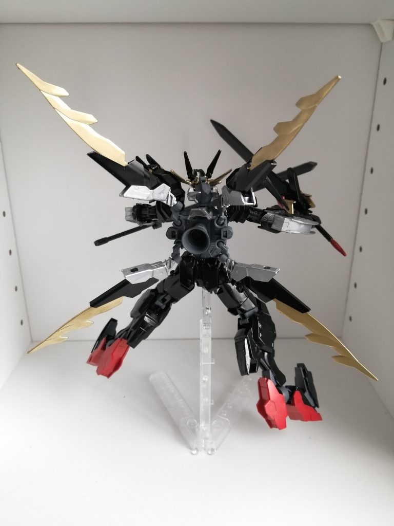 アーマーパージすることで4枚の羽からの反重力と背部と脚部の大型スラスターの力が最大限発揮されて超高速機動が可能となる。