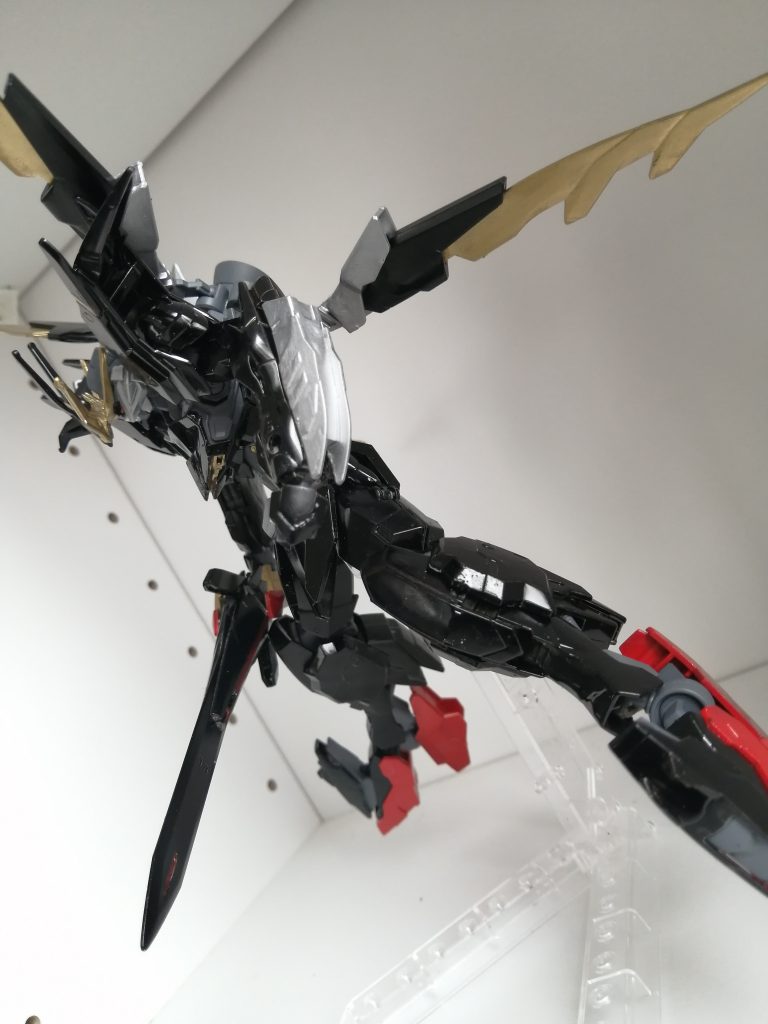 アーマーパージ後は悪魔を思わせる雰囲気が強く出るが、かつては破壊神を滅ぼした過去を持つ人類守護のMSである。