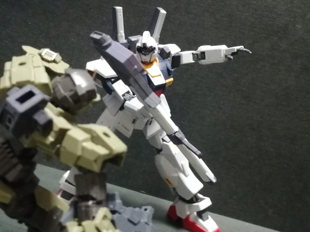 バズーカで殴り付けるマークⅡバイザー