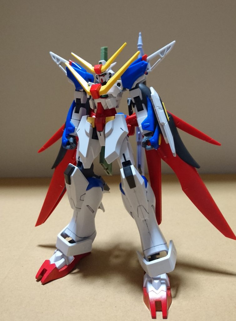 光のデスティニーアーマーの構成は基本闇のデスティニーアーマーと同じ。胴体アンテナはEXスタンダードのモノを加工しています。