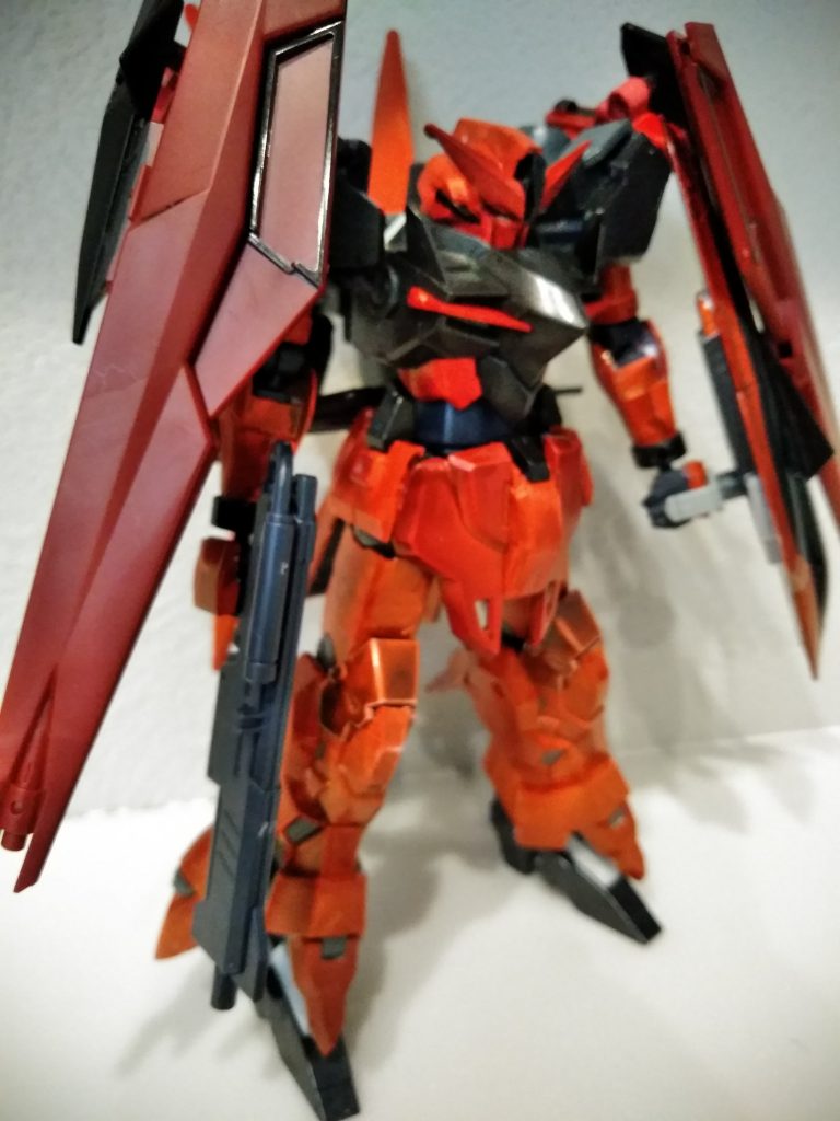 立ちアストレイレッドフレームフライトユニット(MkⅢバックパックに似ているなと)+フラウロスのバックパックパーツ+GサイフォスやAGE1スパローの脚部パーツを組み合わせフルアーマーのシルエットを意識!