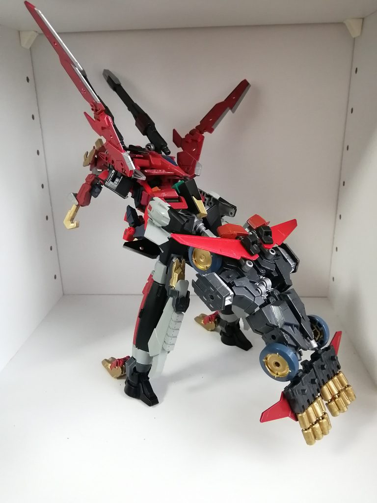 ダイナレックス。頭を差し替え、ダイナストライカーに追加パーツを使うことで変形します頭は小さく、牙もないので少し弱そうですが可愛らしく感じるので気に入っています。