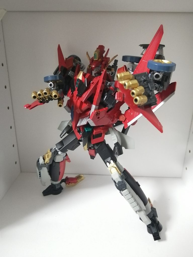 最後はバトルゴーと叫んだ直後のようなポーズで終わりです。改修前で納得の行かなかった部分を改修できて満足です。塗装は、胸部の黒が少し汚くなりましたがそれ以外は良くなりました。もしかすると本編ではダイナソルジャーがあれになったり、グリッドナイトとも合体するかもしれません。なので、その「もし」があればそれらも再現したいです。閲覧ありがとうございました!