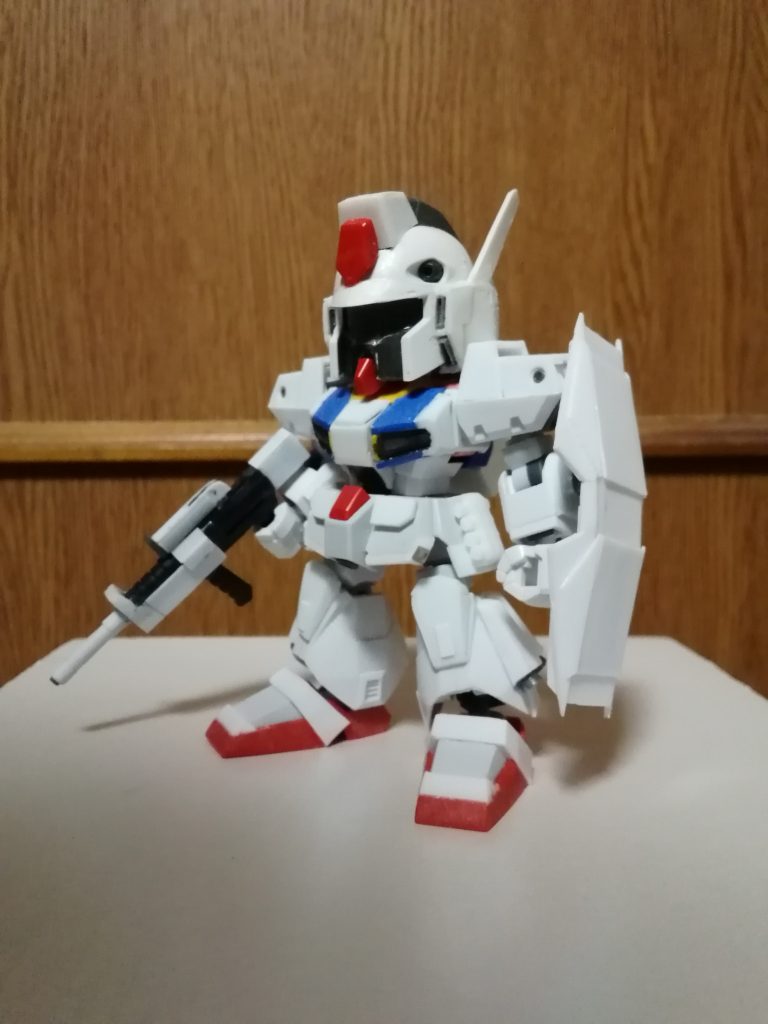 ライフルはSDCSザクのマシンガンにガンダムのビームサーベルをバレルとして付け足して作成しています。