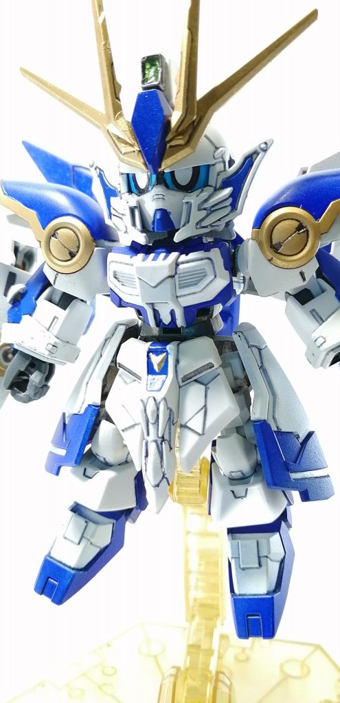 前から。モチーフ機体はウイングガンダム+HI-νガンダム。キット的には関羽νガンダムとBB戦士ウイングガンダムエンドレスワルツ版が軸。頭部は信長エピオン。顎のギザギザを消してウイングガンダムっぽく。瞳は孫尚香ストライクのを持ってきて大きく(こだわりポイント)スカートは荀彧ストライクノワールを使用。