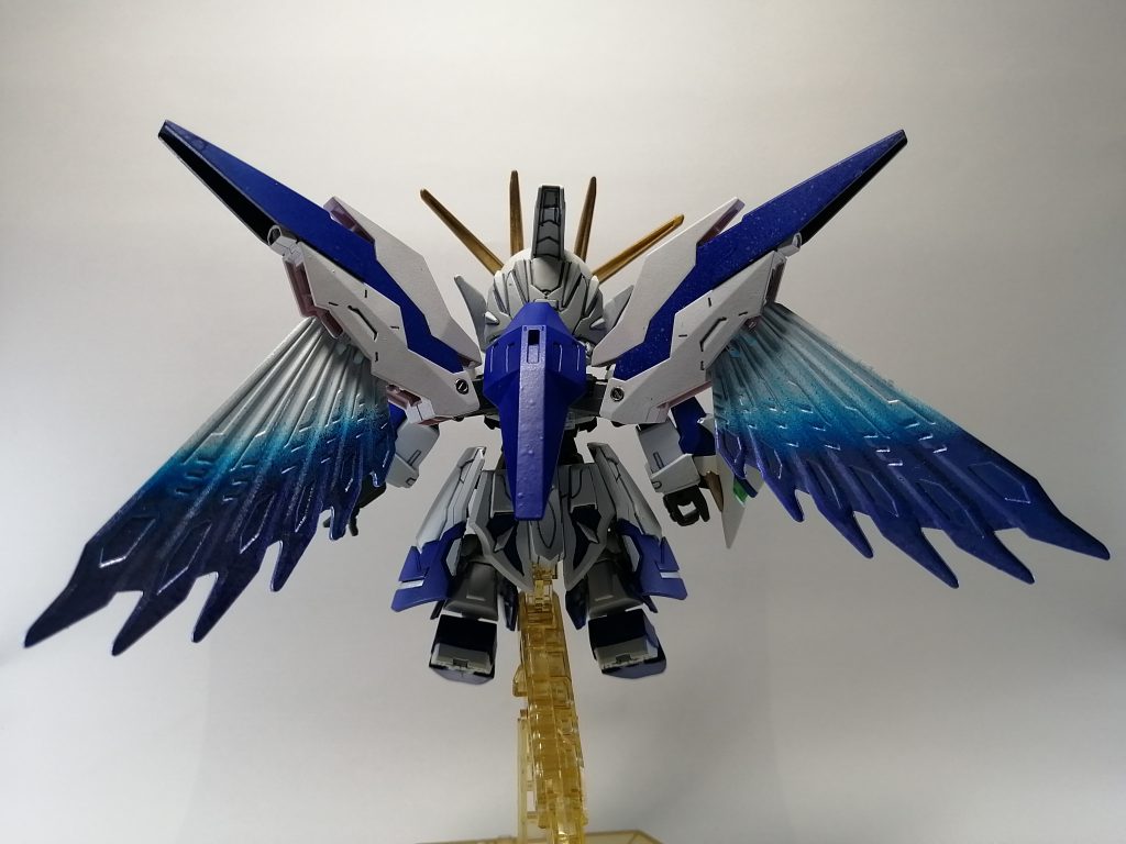 後ろ。バインダーはHI-νガンダムブレイブ。そしてウイングは装動セイバーオプションセット、仮面ライダー迅の翼を使用(個人的推しポイント)初めて見た時から「これは使える!」と考えておりました(笑)