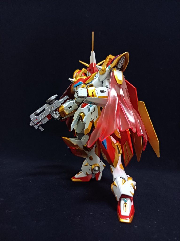 ビームマント両肩アーマーに装備された防御兵装。ビームを腕に巻き付けることも可能で、パンチの攻撃力を強化したり腕そのものをシールドとして使ったりと、応用が利く。