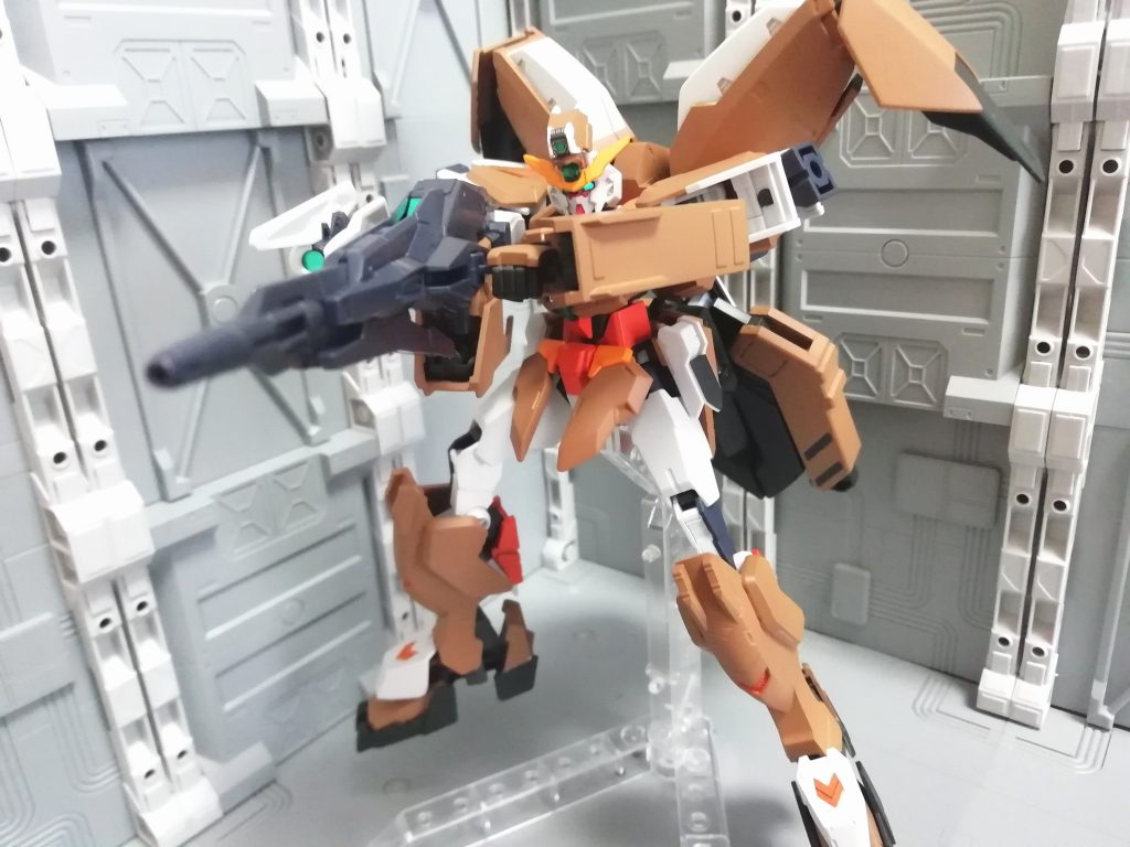 射撃武器はマルチシュートライフルA（アレス）ユーラヴェンのビームライフルを実弾とビームで撃ち分けられるようにしたという設定。リベイクライフルのオマージュ