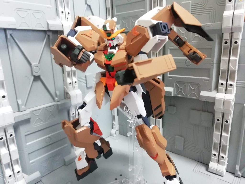 武器を全て使い切った場合の最終手段、ナックルガードとサブアームで徒手格闘