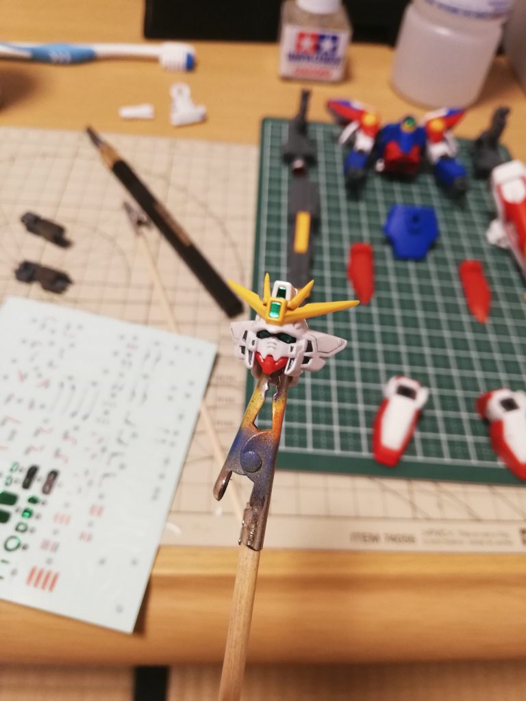 メインカメラは下地にシャインシルバーを塗って重ねてメタグリーンを塗ると発色が良くなりました。アンテナや、頭部のメタグリーンはRGウイングガンダムゼロのシールを使用しています。