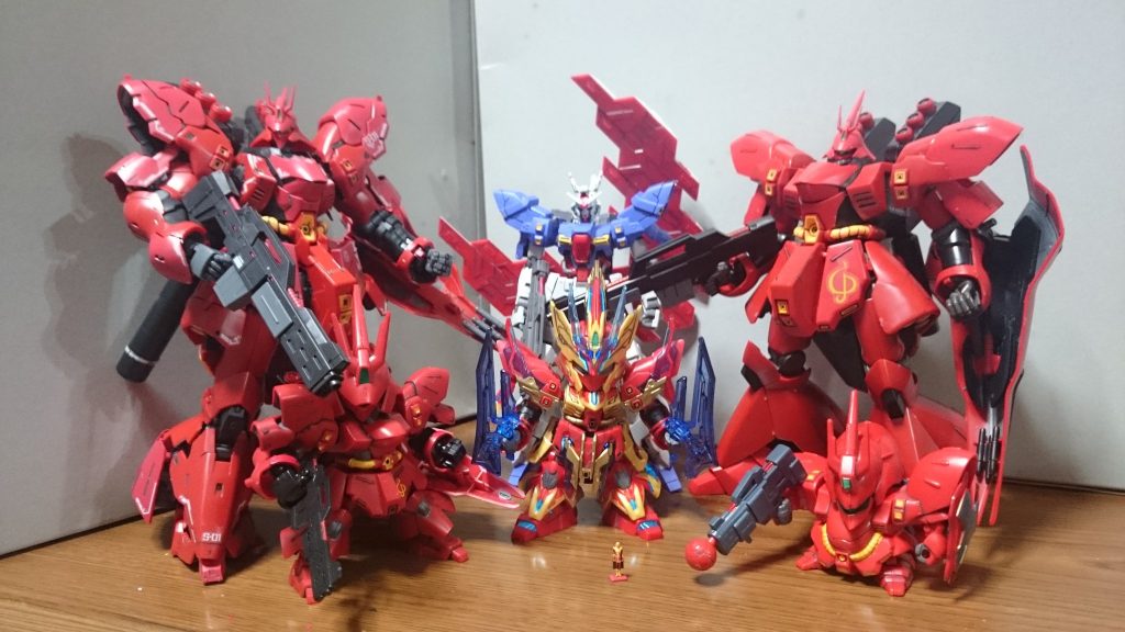 おまけ。新しいサザビーをお迎えしたので改めて記念写真っスあとは数年前に発売されたSDのやつと三国伝のサザビーっスかねぇさすがにMGはムリ