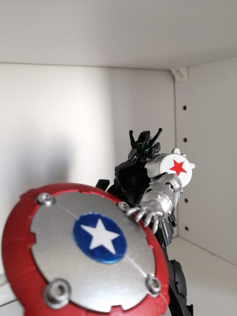 最後は盾受け止め。以上です。アスタロトを見たときからずっとやりたかった事です。塗装できるようになったので実行に移しました。それにしてもマットブラックはきれいですがよく剥げますね。閲覧ありがとうございました。