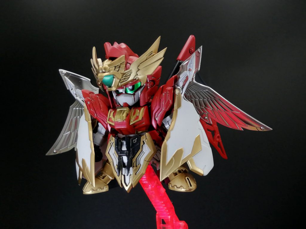 肩のマントは閉じられます。と、肩のウイングパーツはガンダムマーカーメッキシルバーで塗装しています。紅蓮装 曹操のウイングのメッキからインスピレーションを受けています。