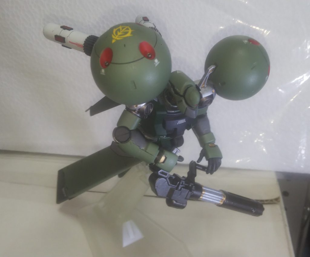 星の屑作戦決行当日「お〰️JG」戦友のカートが寄ってくる。「何だ〰️?ドラッツェに改造したのか?それにしてもゴツイモン付けてるな〰️」と呆れ顔だ。「倉庫に眠ってたガトリングと親父さんが作った試作バーニアだ」と自慢気に言う。そして出撃の時が来た。