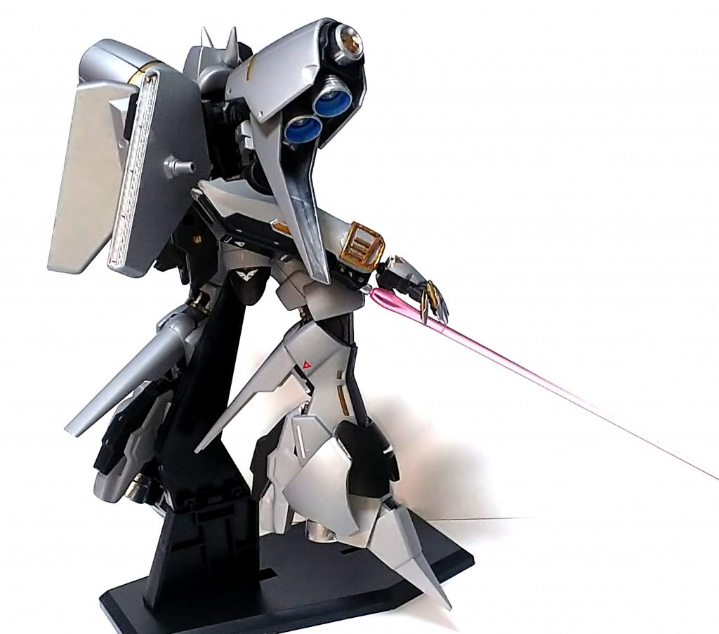 　バイアランカスタムの重い部分をオミット。一部ブースター増設を行っております。　過去機体同様、重量を減らすため携帯武器はなし。　手首にカスタムで使用されていた様なメガ粒子砲兼、ビームサーベル擬きを装備。　拡張部分は残っているので、プロペラントタンクやブースターを着けることも可能です。 