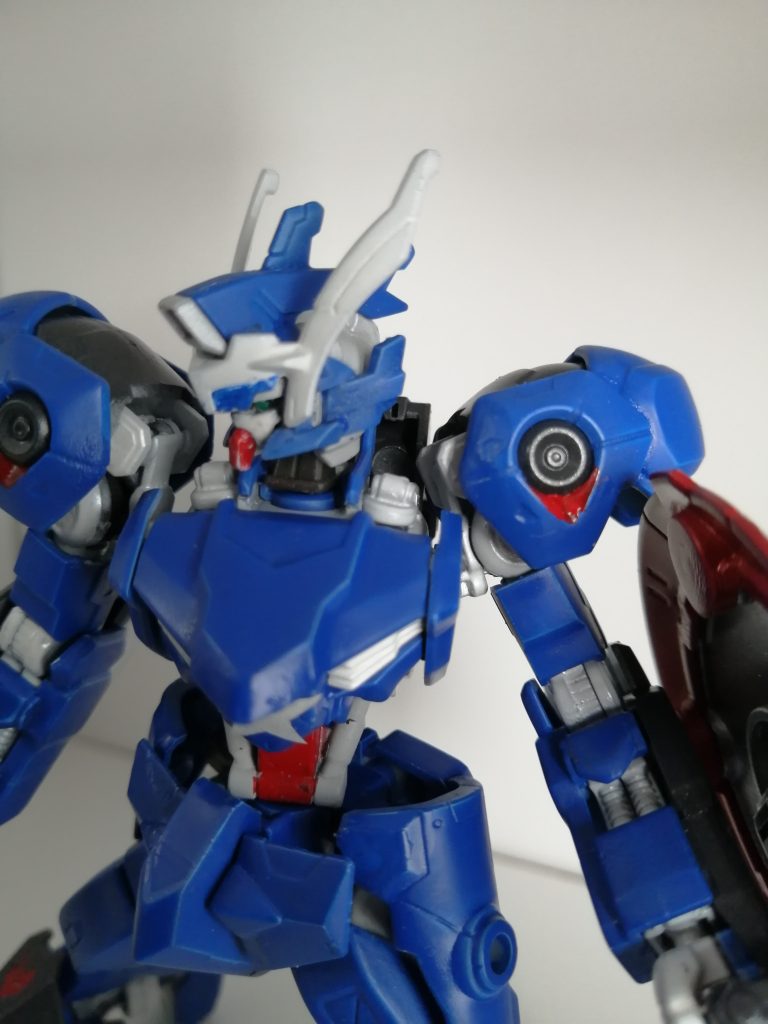 ウヴァルの頭部なのは、後ろに伸びるでかい角がキャプテンのヘルメットの羽マーク(コミックでは羽)を連想したからです。