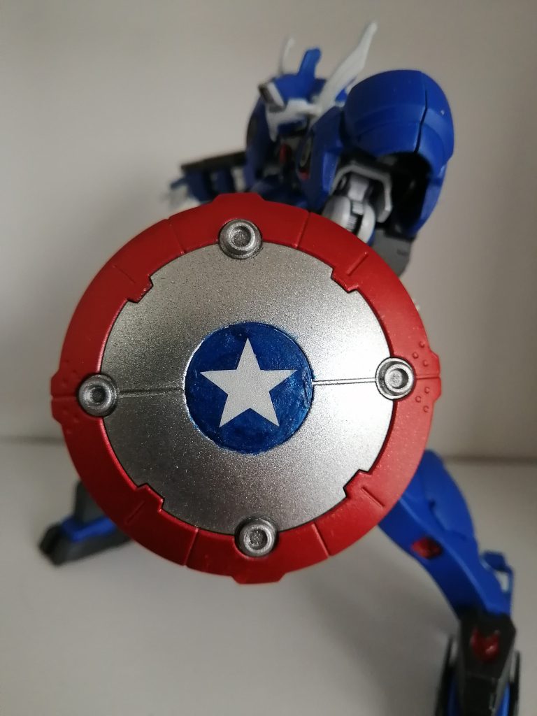シールドは赤の円形ラインがもう1本、本来シルバーのところにありますが技術不足で再現できませんでした。
