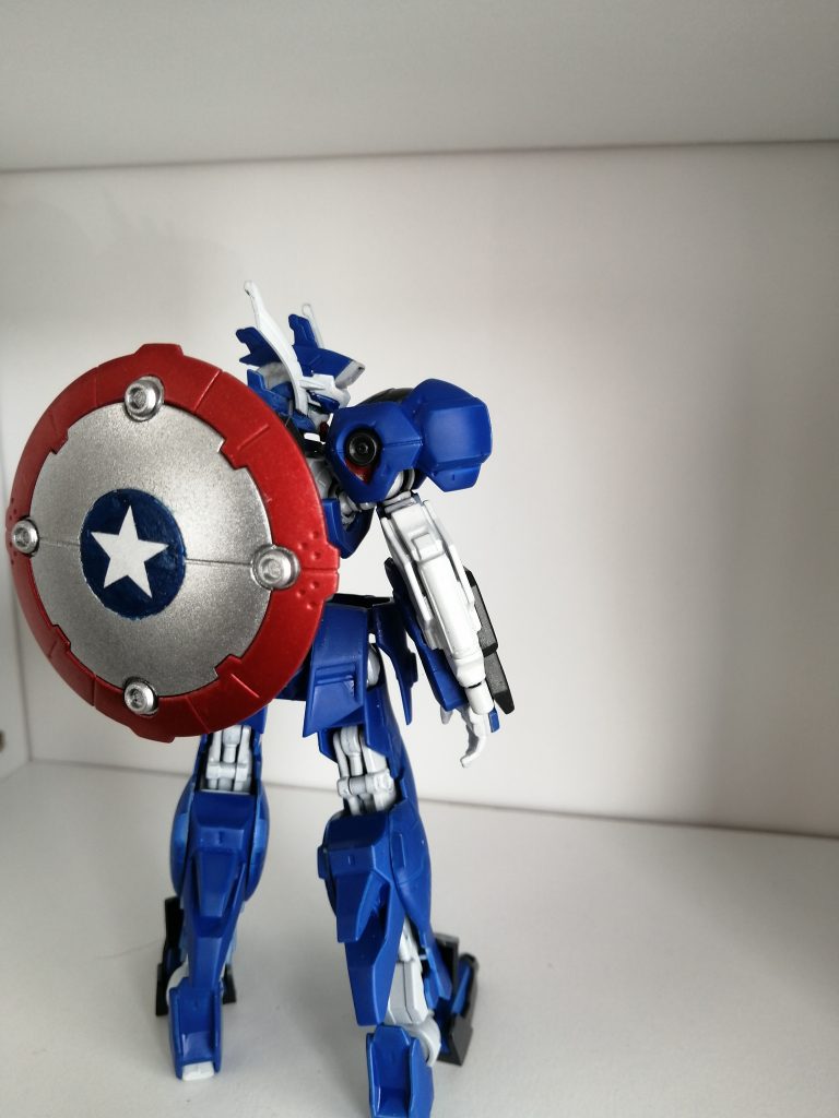 背中にシールド背負うとこんな感じです。