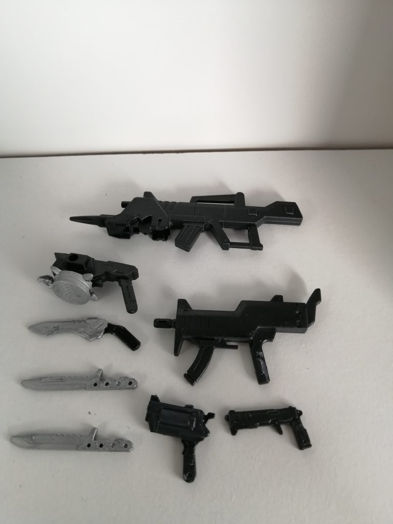 こちらが本機の武装です。元ネタの武装にはさらに小さなピストルがありますが流石に良さげなピストルが見つかりませんでした。なお、フューリーの車をふっとばしたスマートボム以外は全身に装備しています。