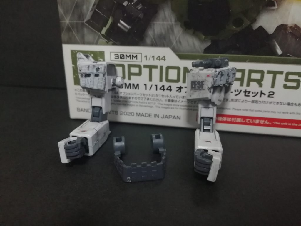 追加装甲はMGジムスナイパーカスタムの余剰パーツ MGガンダムの足首装甲のフレームらしいスモークは30MMオプションパーツセット2から ミサイルとジョイント目当てで買って後のパーツは放置されていた