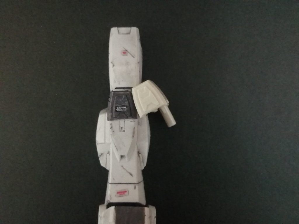 脚部スネのスパイクを切って上から装甲をかぶせた装甲にランドマン・ロディの余り マン・ロディの足裏を使用