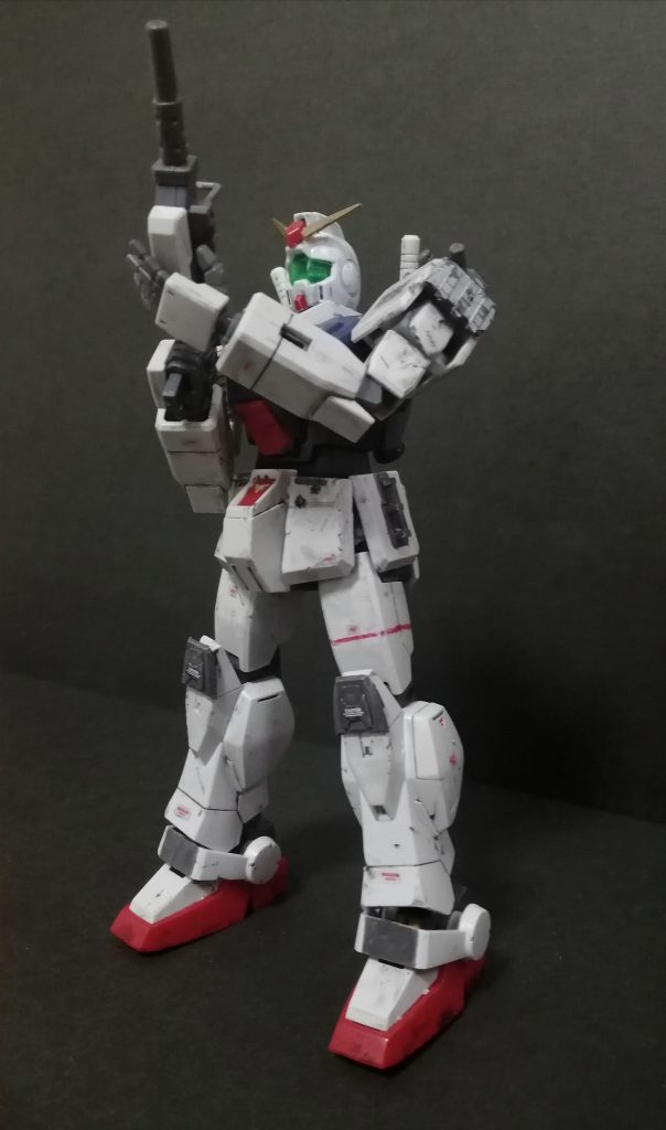 足首装甲と腰横アーマーの一部をグレーに塗装ダクト ツノをゴールドで塗装メインカメラ内部はシルバースラスターはガンメタデカールはジムナイトシーカーやオリジンザクから 基本デカール一部しか貼らない派なのでほとんど余ってた