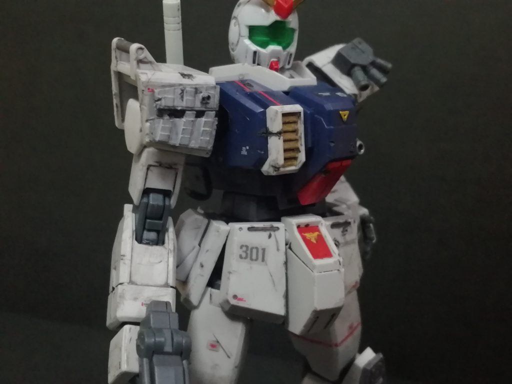 右肩は全面に装甲を追加追加装甲が左右対称でない理由は設定編で