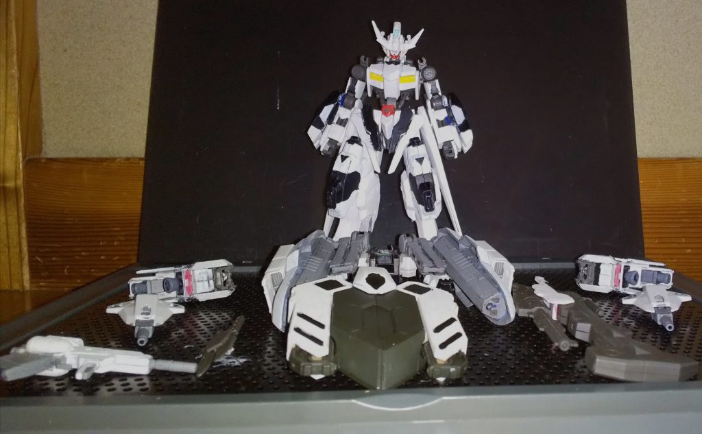 武装はブレイクハンマーと腕部バーストライフル、ビットとして扱うことができるクローズアップアーマー、グレードガントレットクロー、バックパックに搭載したダインスレイヴ搭載シールドです！