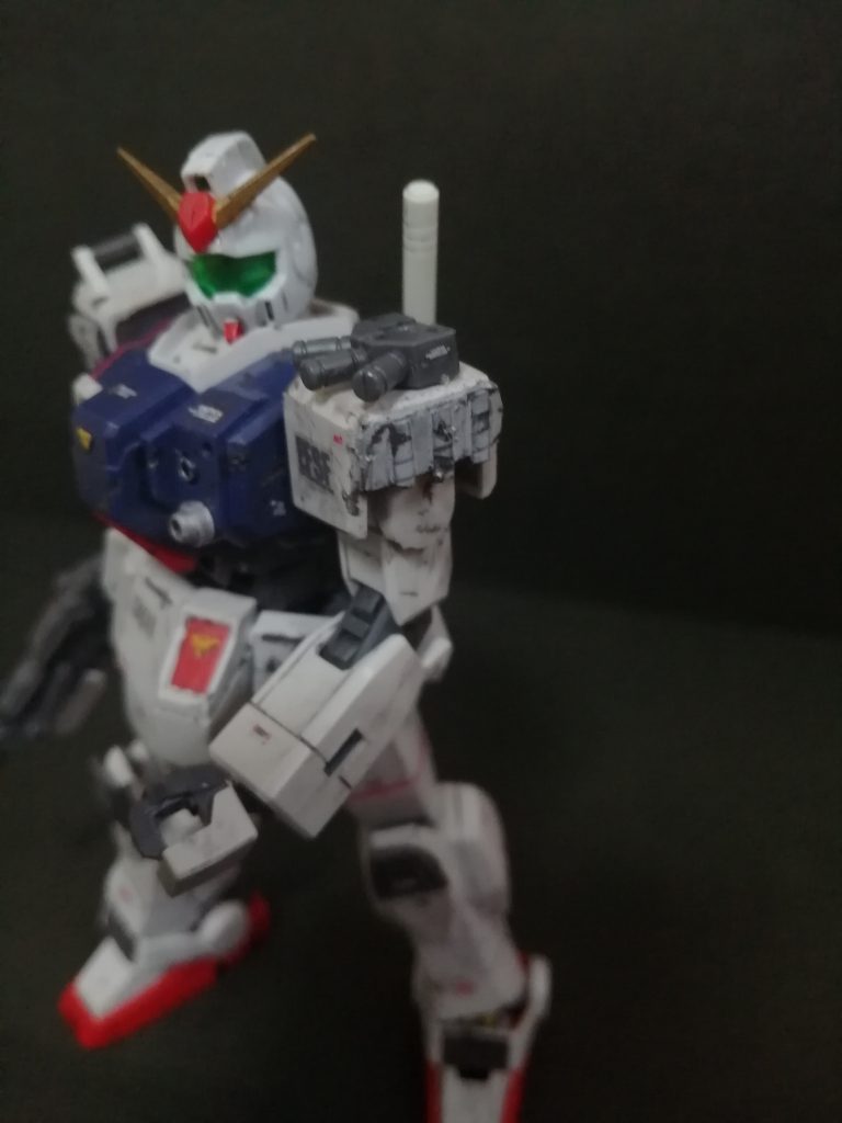 左肩の側面に追加装甲 上はバーを外してスモークを装備